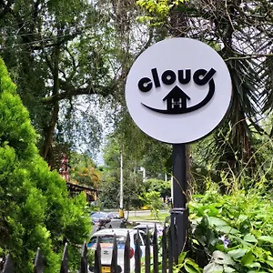 אכסניה Cloud9, מדיין